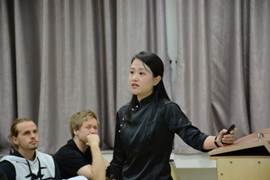 一些人站在窗帘旁边描述已自动生成