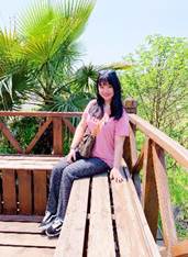 木围栏前的女人描述已自动生成