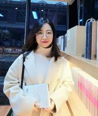 图片包含 人, 女人, 桌子, 前描述已自动生成