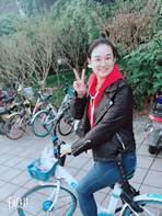 女人站在自行车后面描述已自动生成