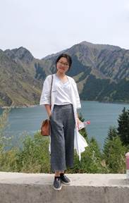 图片包含 山, 户外, 水, 男人描述已自动生成